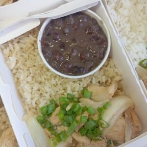 Frango acebolado, arroz integral e feijão preto - 300g