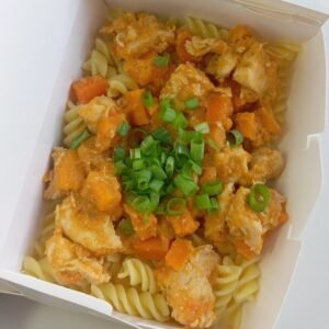 Macarrão parafuso com Frango e cenoura ao molho de Tomate caseiro - 300g