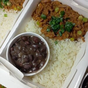 Carne desfiada da Chef, arroz branco e feijão preto - 300g