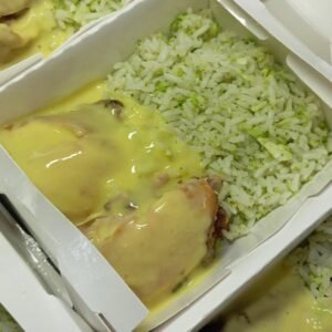 Sobrecoxa de frango desossada ao molho mostarda com arroz branco e brócolis.