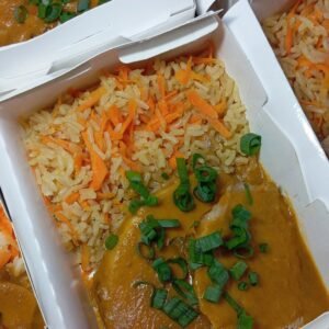 Lombo suíno ao molho rústico com arroz integral soltinho e cenoura ralada.