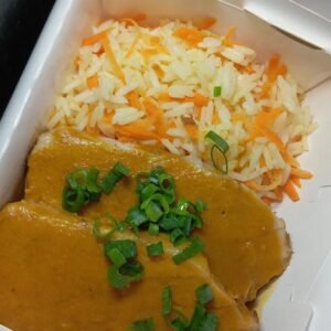 Lombo suíno ao molho rústico com arroz branco soltinho e cenoura ralada.