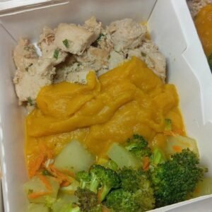 Frango refogado, purê de abóbora com legumes. 300g