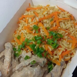 Estrogonofe de carne com arroz integral e cenoura ralada