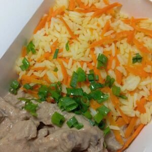 Estrogonofe de carne e arroz branco com cenoura ralada