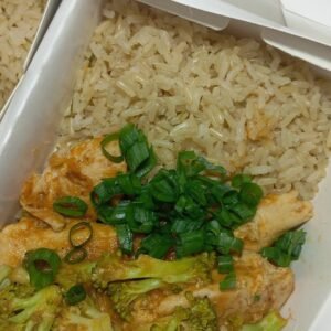 Sassami ao molho rústico com brócolis e arroz integral