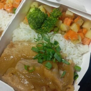 Lombo Suíno assado ao molho rústico acebolado, arroz branco com legumes - 350g