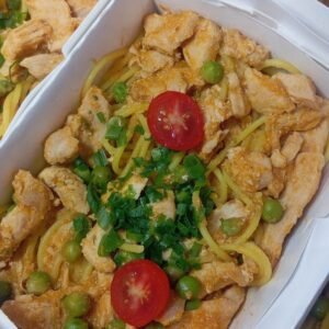 Macarrão s/ glúten com frango ao molho de tomate caseiro