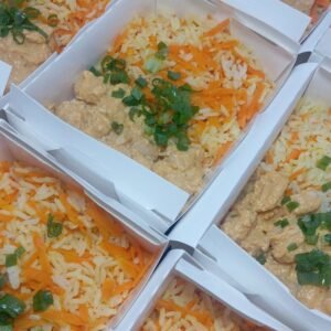 Estrogonofe de frango com arroz branco cenoura ralada.