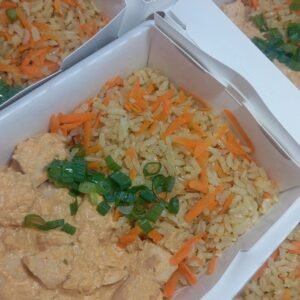 Estrogonofe de frango com arroz integral e cenoura raladala