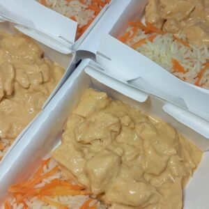 Estrogonofe de frango com arroz integral e cenoura raladala