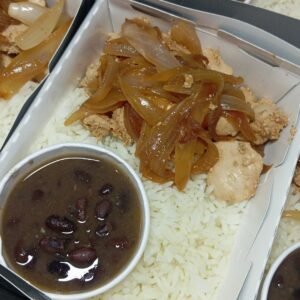 Frango acebolado com arroz e feijão - 300g
