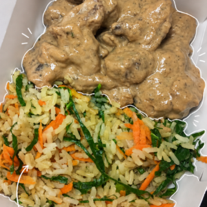 Carne ao molho branco e arroz integral com couve e cenoura ralada - 300g