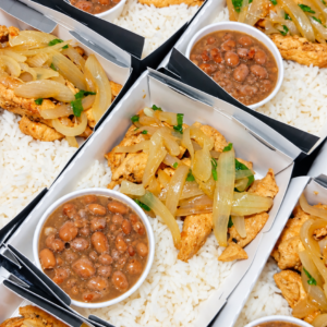Frango acebolado com arroz e feijão carioca - 320g