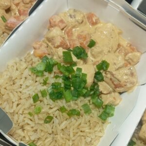Frango ao molho branco com cenoura cubinhos e arroz integral. - 300g