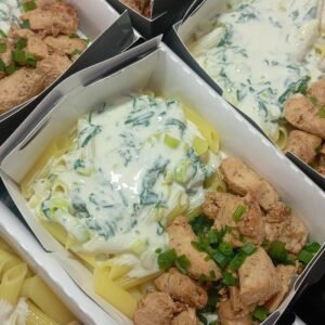 Macarrão s/ glúten com frango ao molho branco com espinafre e alho poró
