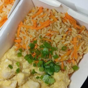 Frango ao creme de milho com arroz integral e cenoura ralada.