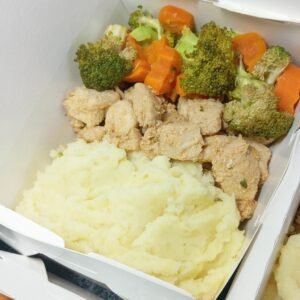 Frango em cubos com Purê de batatas e Legumes - 300g