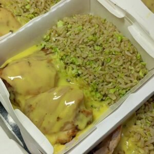 Sobrecoxa de frango desossada ao molho mostarda com arroz integral e brócolis.