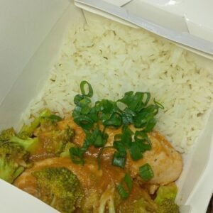 Sassami ao molho rústico com brócolis e arroz branco