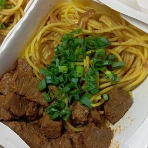 Macarrão sem glúten com carne de alcatra ao molho rústico