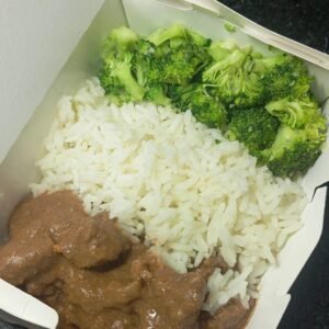 Carne de alcatra ao molho rústico, arroz branco e brócolis - 300g