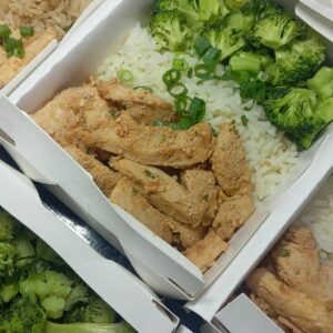 Peito de frango em tiras com arroz branco e brócolis - 300g