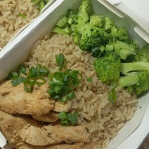 Peito de frango em tiras, Arroz Integral e brócolis - 300g