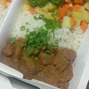 Carne de alcatra ao molho rústico, arroz branco e legumes - 300g