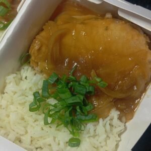 Lombo suíno assado ao molho rústico acebolado com arroz branco