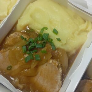 Lombo Suíno assado ao molho rústico acebolado com purê de batata.