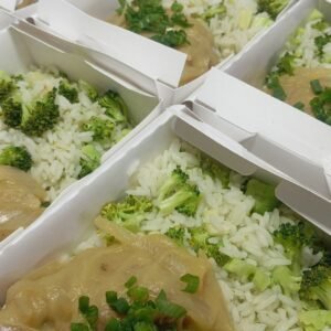Sobrecoxa Assada ao Creme de Cebola Caramelizada, arroz branco e brócolis. - 340g