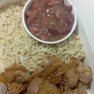 Filé mignon Suíno acebolado com arroz integral e feijão vermelho 320g