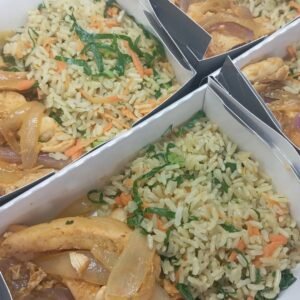 Frango tiras acebolado, arroz integral com couve e cenoura ralada. 300g