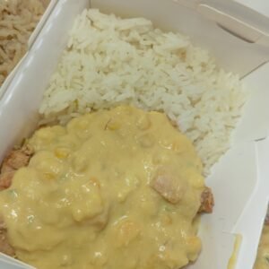 Frango ao creme de milho com arroz branco.