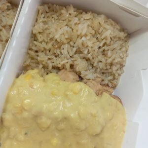 Frango ao creme de milho com arroz integral e cenoura ralada.
